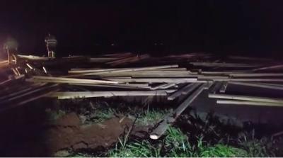 Catanduvas: Siena capota apÃ³s colidir com carreta carregada de madeira na BR-277